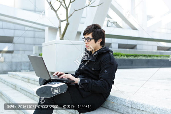 男子使用電腦戶外