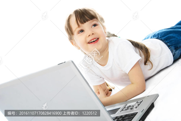 小女孩帶著一臺筆記本電腦