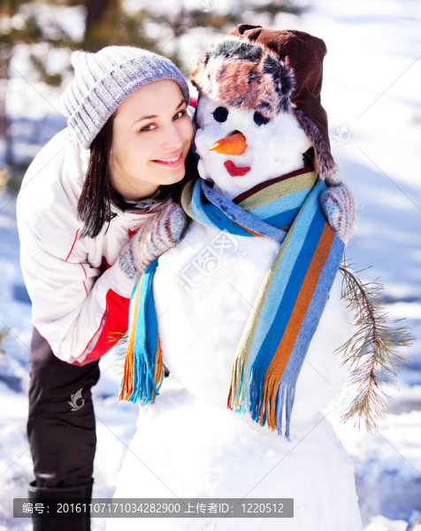堆雪人的女人