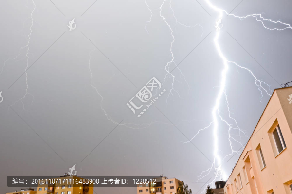 大雷雨過街區(qū)的公寓