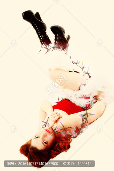 性感復(fù)古女性糾結(jié)在圣誕燈