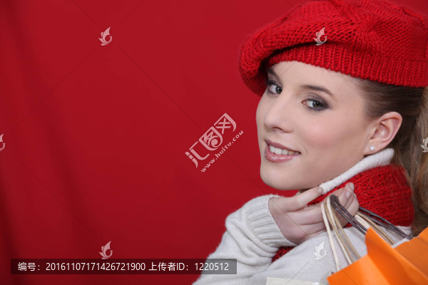 婦女拿著購物袋