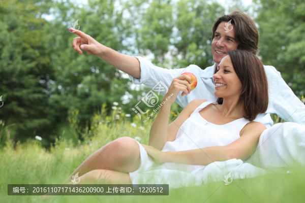 坐在草地上的夫婦