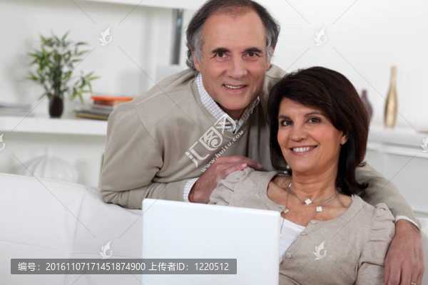 帶筆記本電腦的中年夫婦