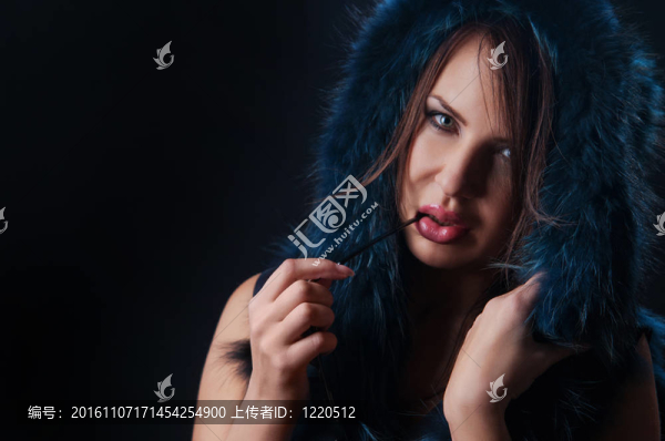 一個(gè)穿著冬衣的性感女人的肖像