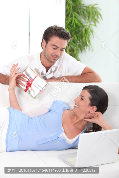 男朋友送禮物給女孩