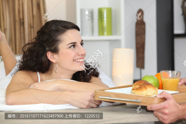 男子給女朋友帶來早餐