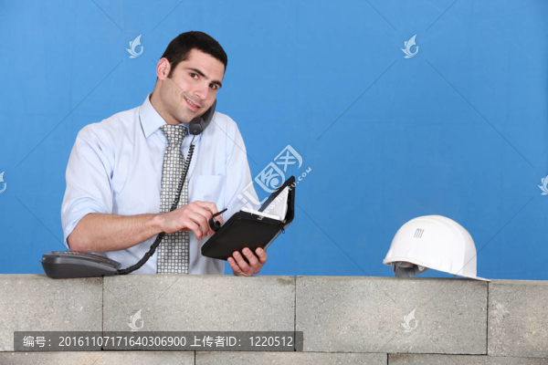 建筑商人談電話