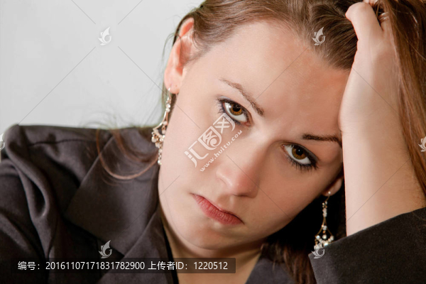 悲傷的黑發(fā)女人