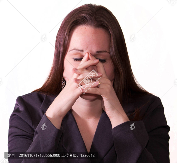 悲傷的黑發(fā)女人