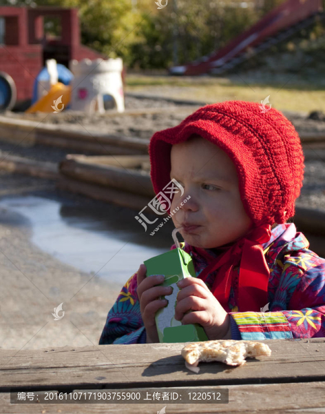 孩子在戶外享受幼兒園午餐