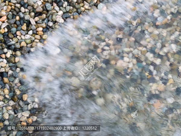 海浪在沙灘上