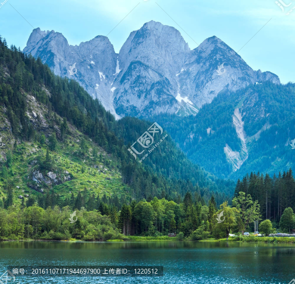 高山夏季湖泊景觀