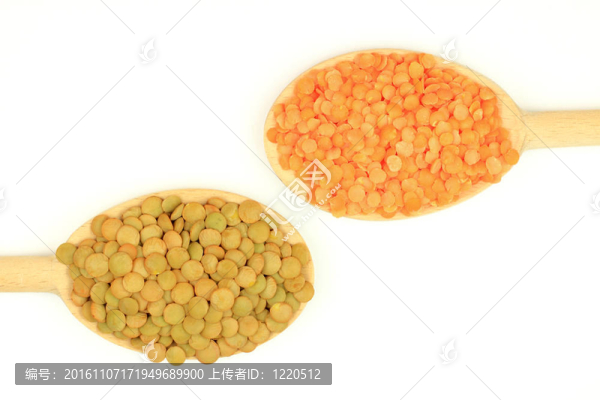 在木材的紅色和綠色的小扁豆樁