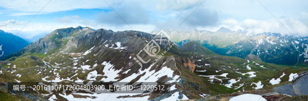 阿爾卑斯山夏季全景（奧地利）。