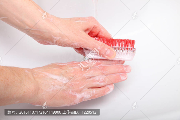 女人在浴室洗手