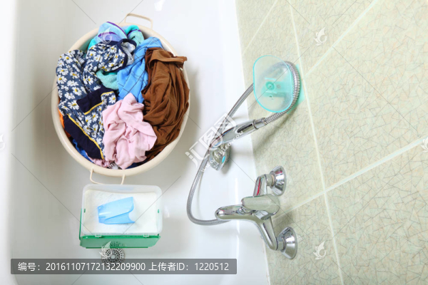 一堆臟衣服洗