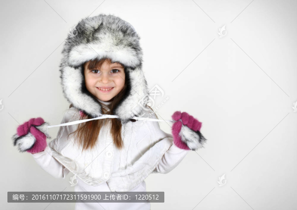 在溫暖的帽子里的小女孩