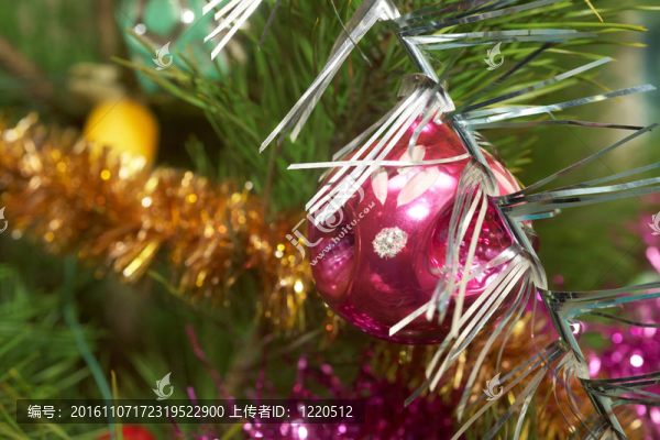 閃閃發(fā)光的圣誕樹裝飾品