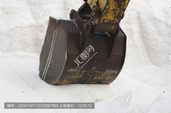 挖掘機(jī)挖樁鹽
