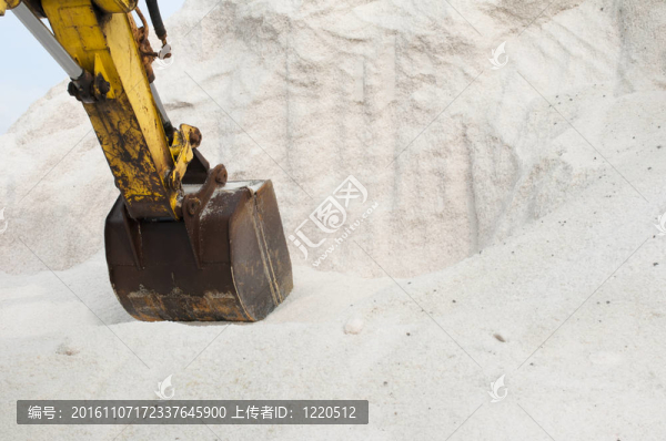 挖掘機挖樁鹽