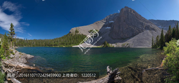 窗口的高山湖泊