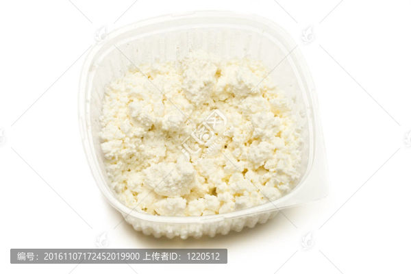 干酪凝乳堆在白色