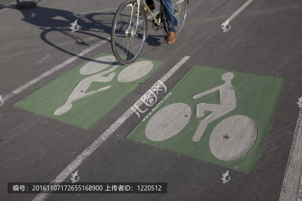 在巴黎的自行車道上騎車的人