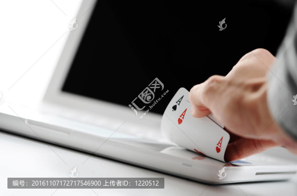 撲克在線(xiàn)；撲克牌在白色筆記本電腦-賭博概念照片