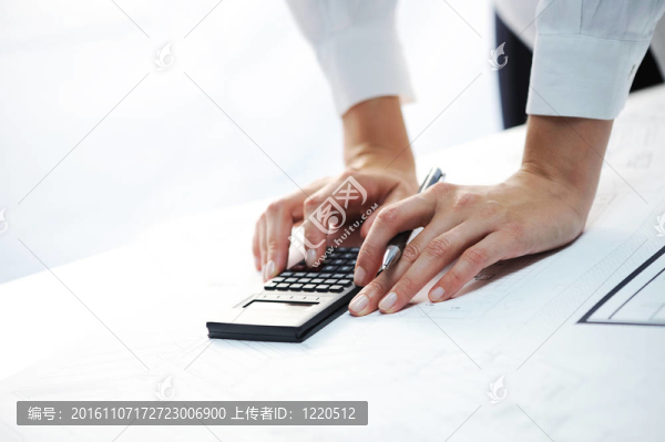 女人的手用一個計算器