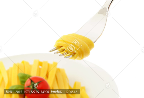 在叉子上滾意大利面；意大利食品