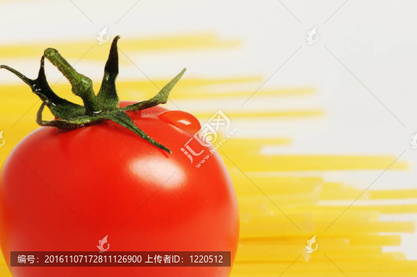 滴滴和生意大利面noodleson背景番茄