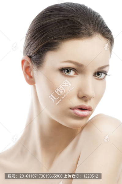 美麗的臉拍；她的臉是靠近左肩