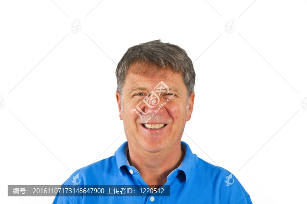 迷人的男子穿著隨便在工作室孤立的白色