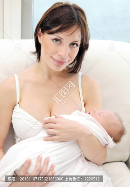 快樂的母親與嬰兒