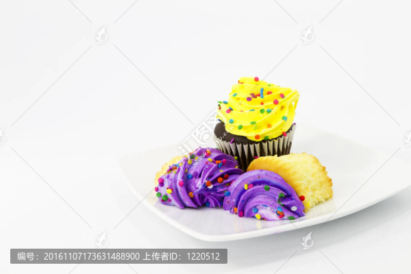 紫色和黃色糖霜蛋糕