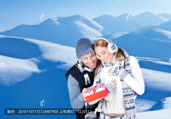 快樂夫婦在冬季山戶外