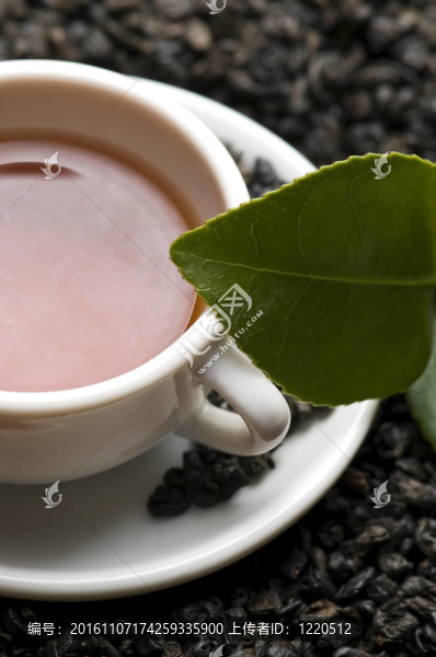 一杯加新鮮綠茶葉