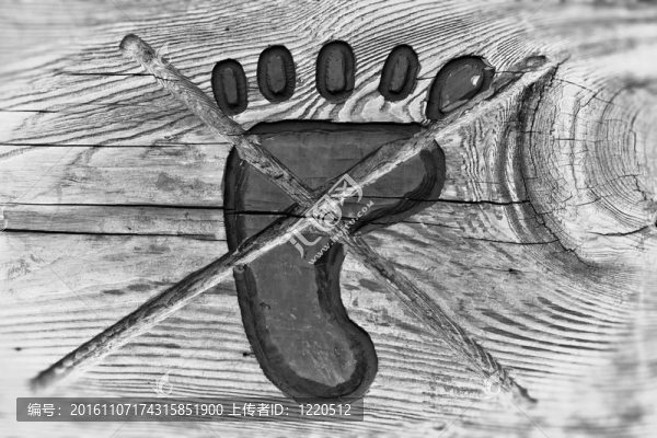 停止標(biāo)志刻在木頭上