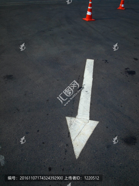道路上的白色箭頭和橙色的圓錐