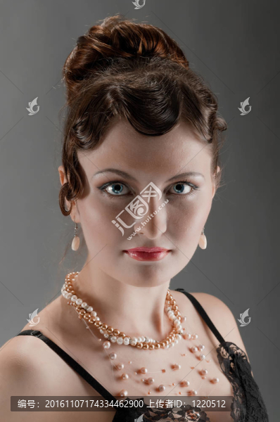 女性復(fù)古復(fù)興畫像。