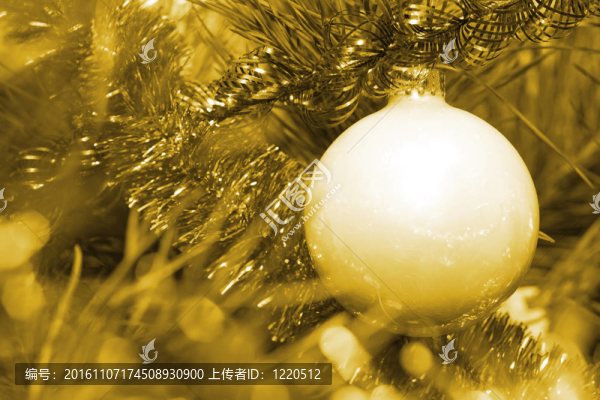 閃閃發(fā)光的圣誕樹裝飾品