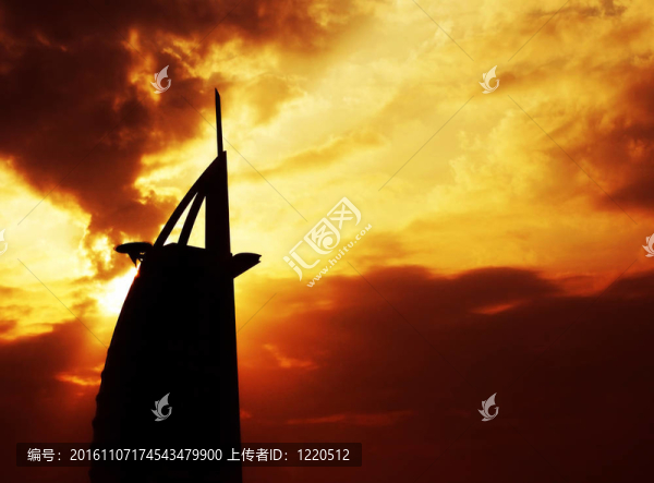 戲劇性的日落與建筑輪廓