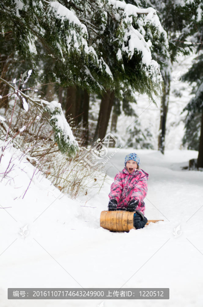 女孩滑雪橇