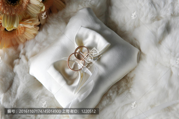帶結(jié)婚戒指的墊子