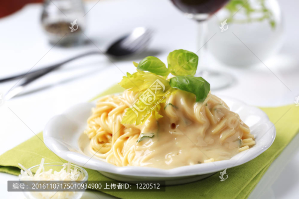 意大利面條和奶油醬
