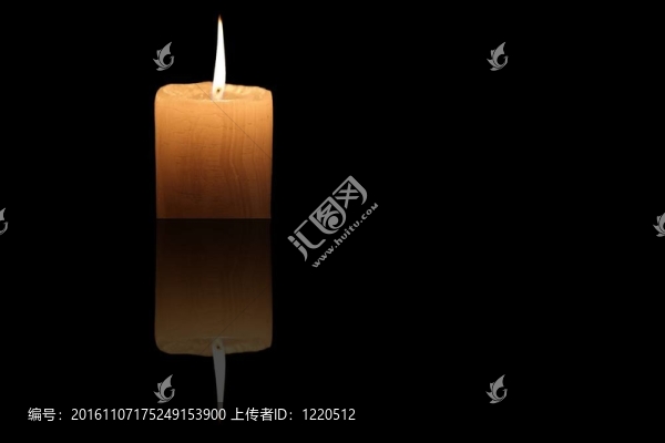 黑色背景上的蠟燭燃燒