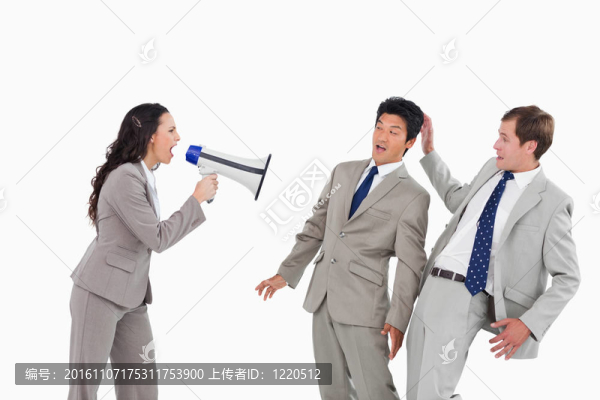 用擴(kuò)音器罵同事的女商人