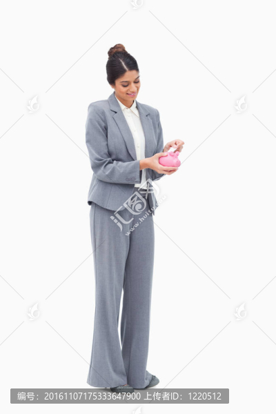 微笑的女銀行家把鈔票放進存錢罐