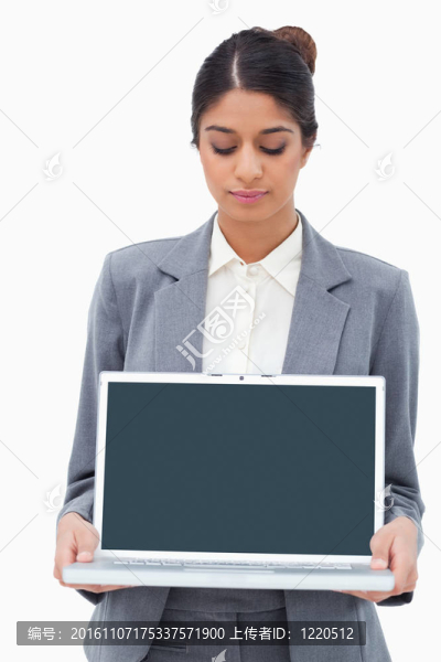 商人看著她手中的筆記本